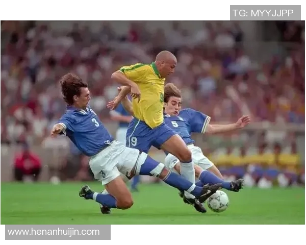 超级英雄与足球明星携手共创传奇赛场对决的精彩瞬间 超级英雄与足球明星携手共创传奇赛场对决的精彩瞬间